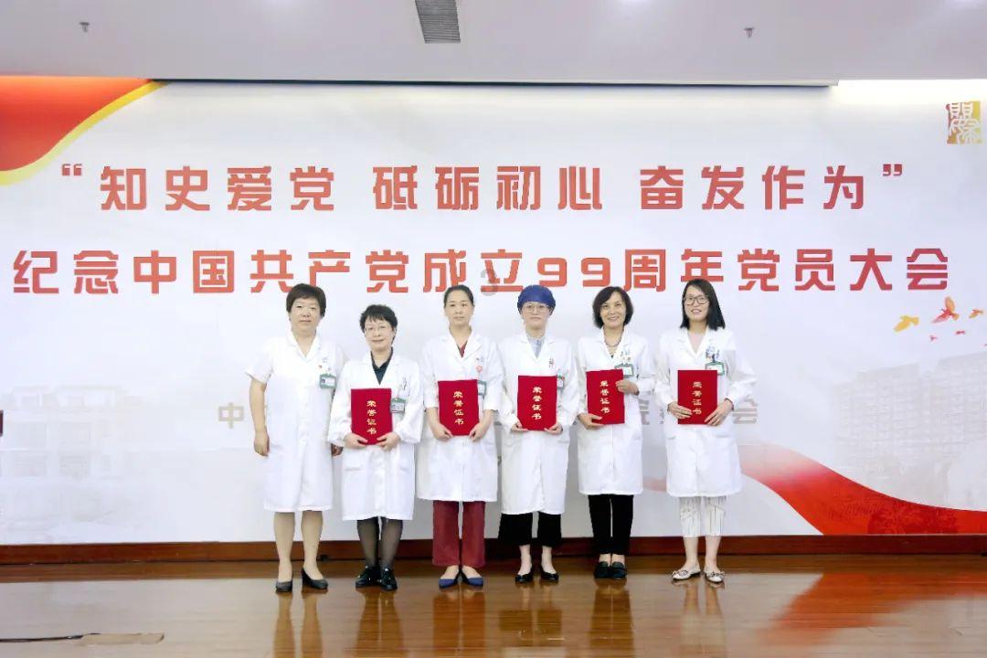 我是两个孩子的妈妈，大女儿20岁，小女儿15岁，如今42岁的我又怀孕三个月了，我好纠结该要不该要？